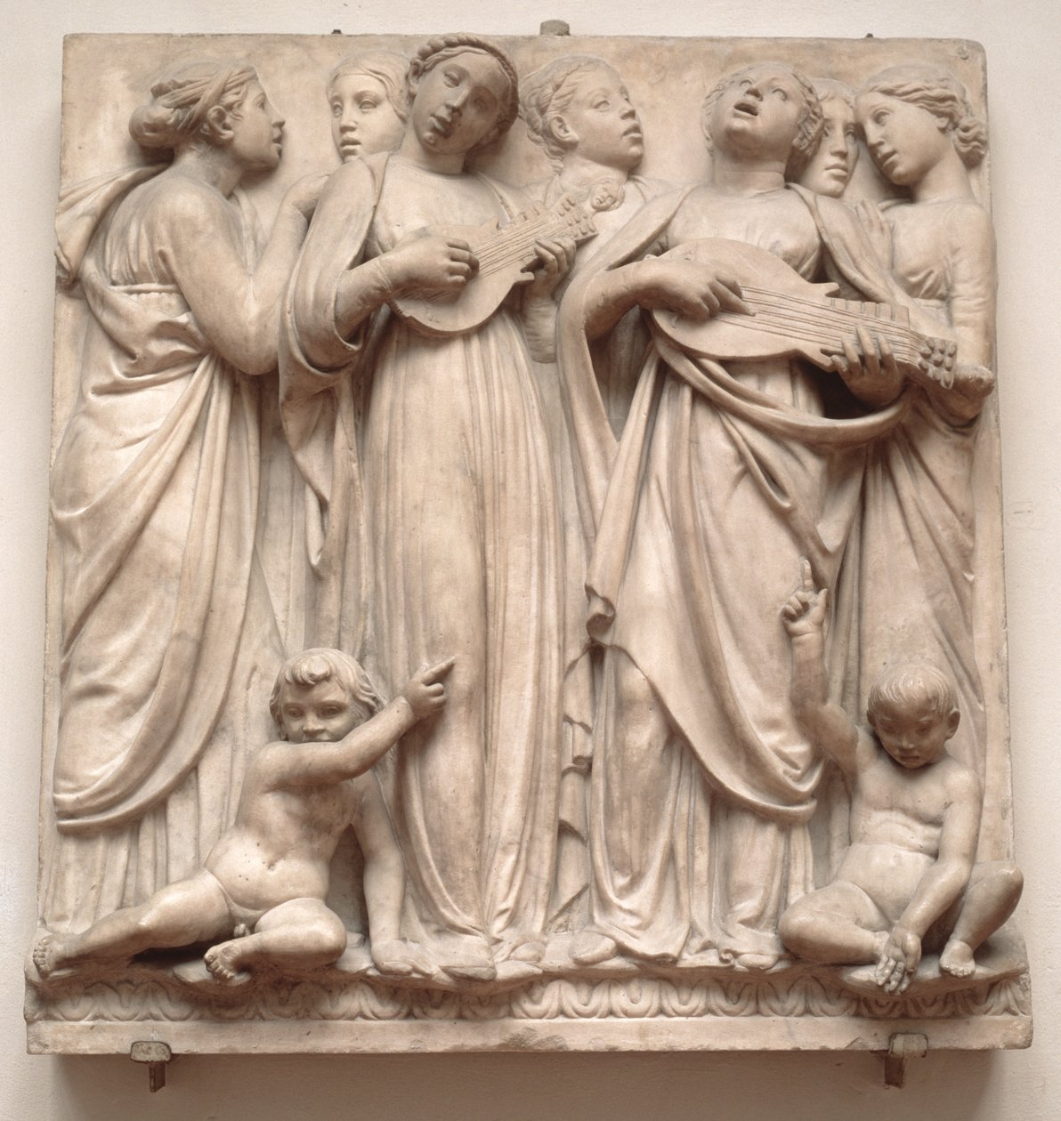 Syngende engle, relief fra Cantoria, ca. 1432-38 (marmor) af Luca Della Robbia