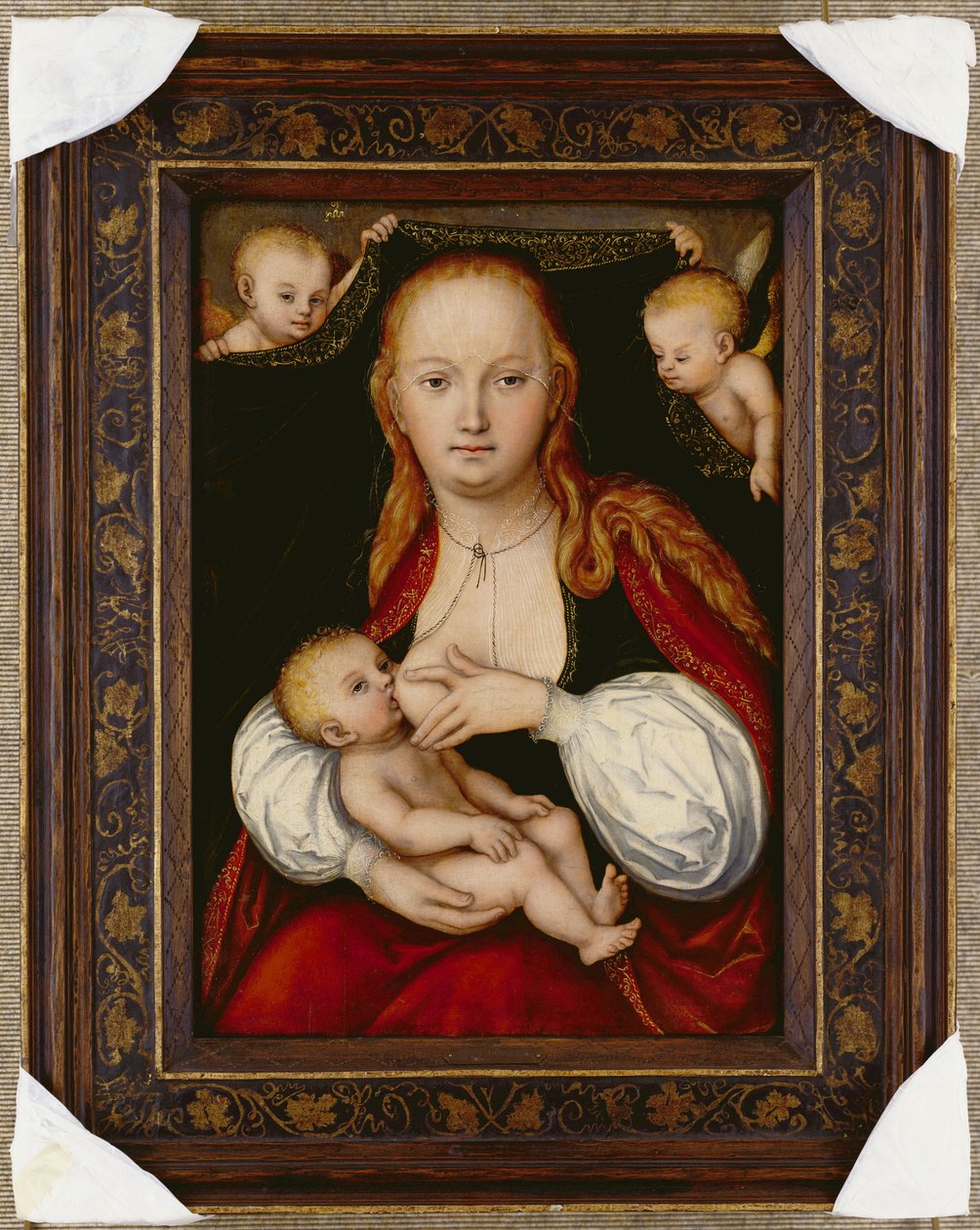 Jomfruen og barnet, trekvart længde, med putti, der holder et gardin op bagved af Lucas Cranach