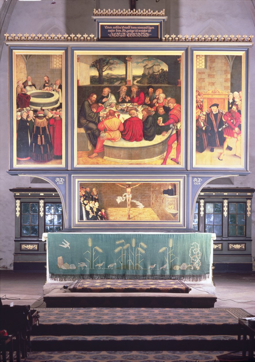 Alter med en Triptykon, der forestiller: venstre panel, Philipp Melanchthon (1497-1560) udfører en dåb assisteret af Martin Luther (1483-1546); midterpanelet, den sidste nadver med Luther blandt apostlene; af Lucas Cranach the Elder