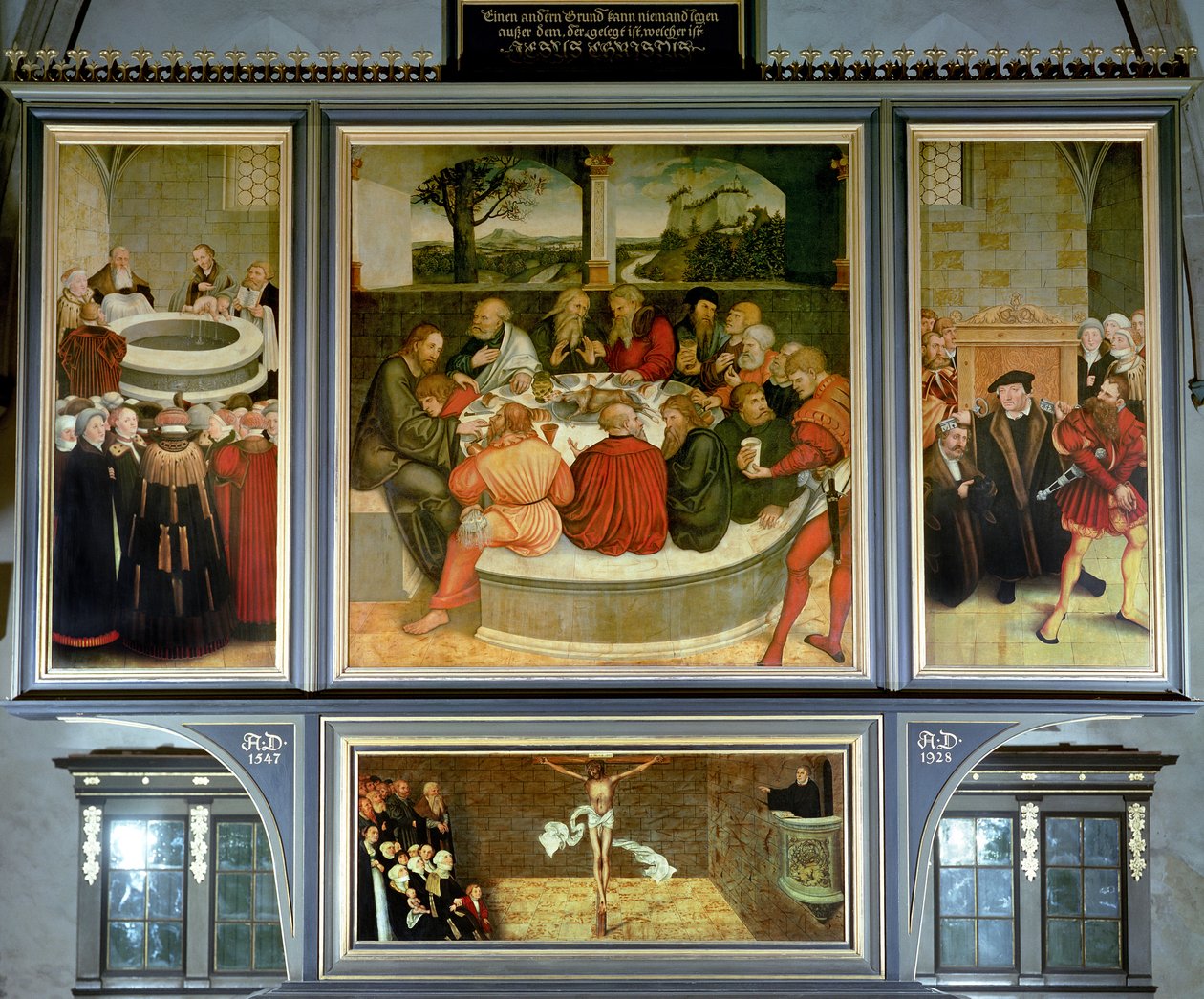 Triptykon, venstre panel, Philipp Melanchthon udfører en dåb assisteret af Martin Luther; midterpanelet, den sidste nadver med Luther blandt apostlene; højre panel, Luther afgiver sin tilståelse; Luther af Lucas Cranach the Elder
