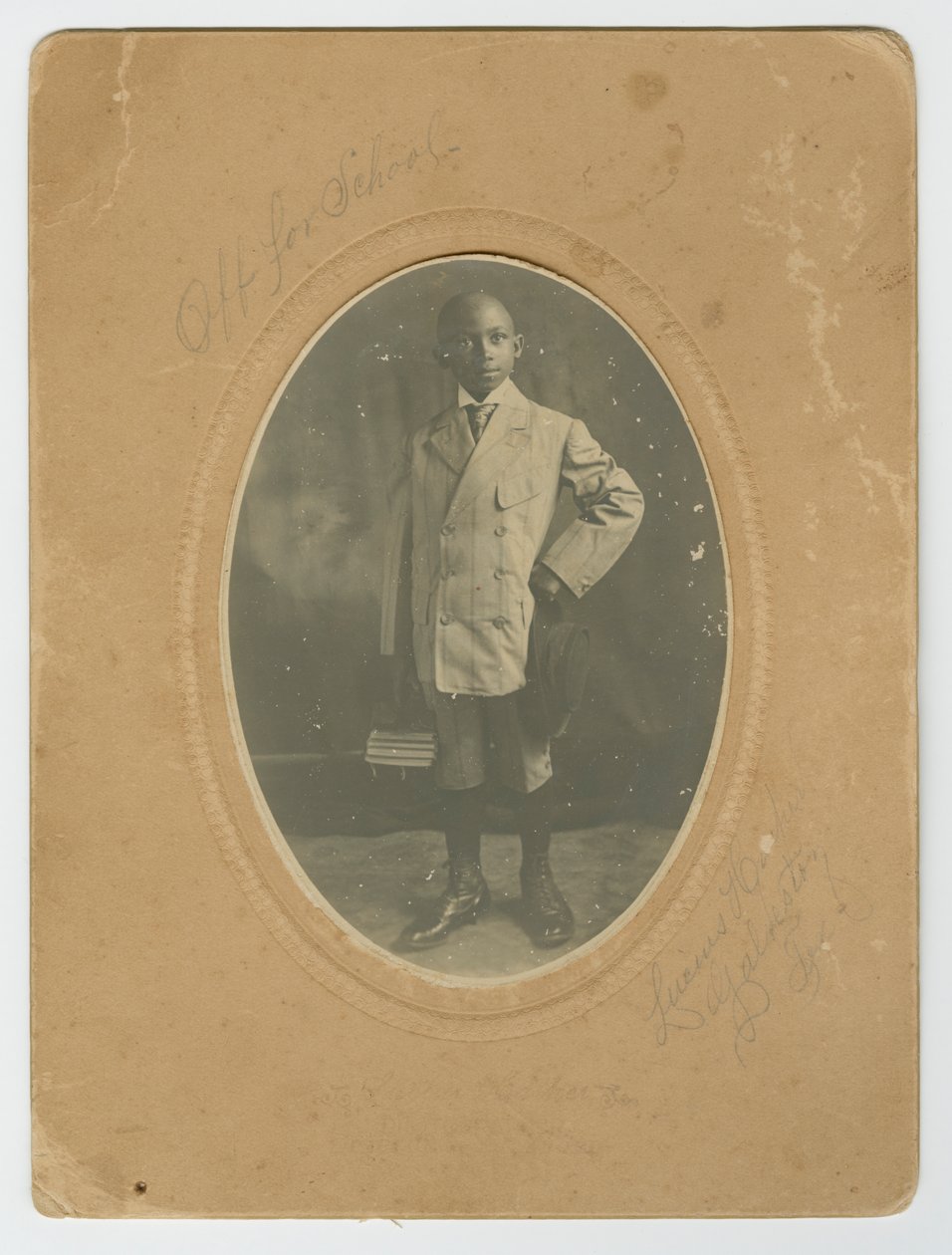 Fotografi af Lucius Harper, Jr. på vej i skole, ca. 1910. af Lucius Harper