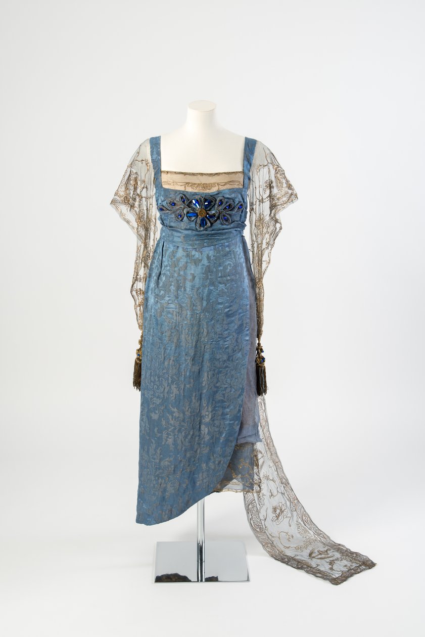 Blåfiguret silke aftenkjole med guldnetærmer og tog broderet i guldmetalstrimmel og dekoreret med blå ædelstene og kvaster, 1911 (silke) af Lucy Christiana, Lady Duff Gordon