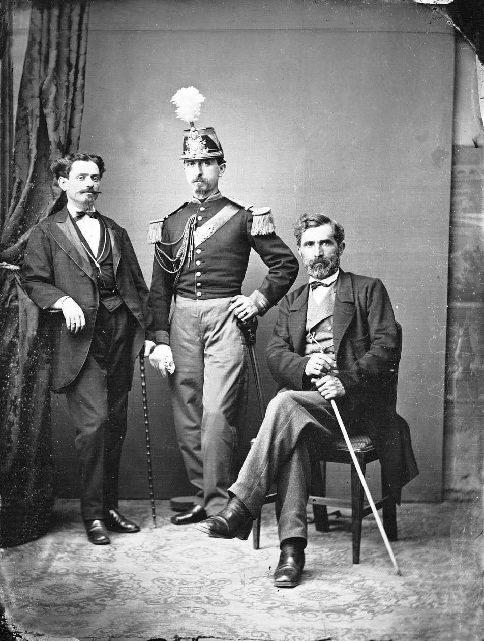 Portræt af romerske adelsmænd poserer på et studiefoto af Ludovico Tuminello