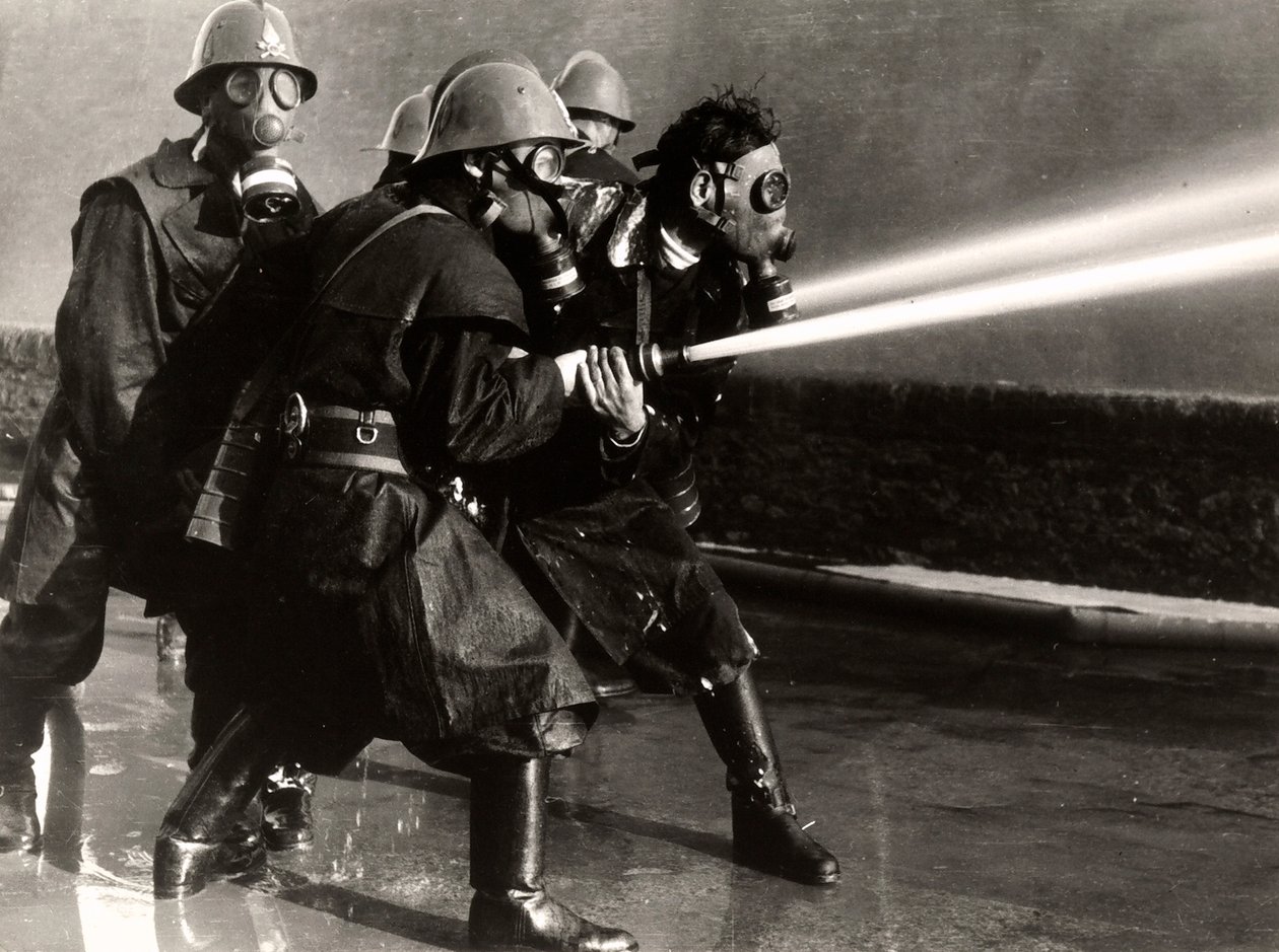 Nogle brandmænd på arbejde med gasmasker og brandpropper, 1950-60 (gelatinesølvtryk) af Luigi Betti