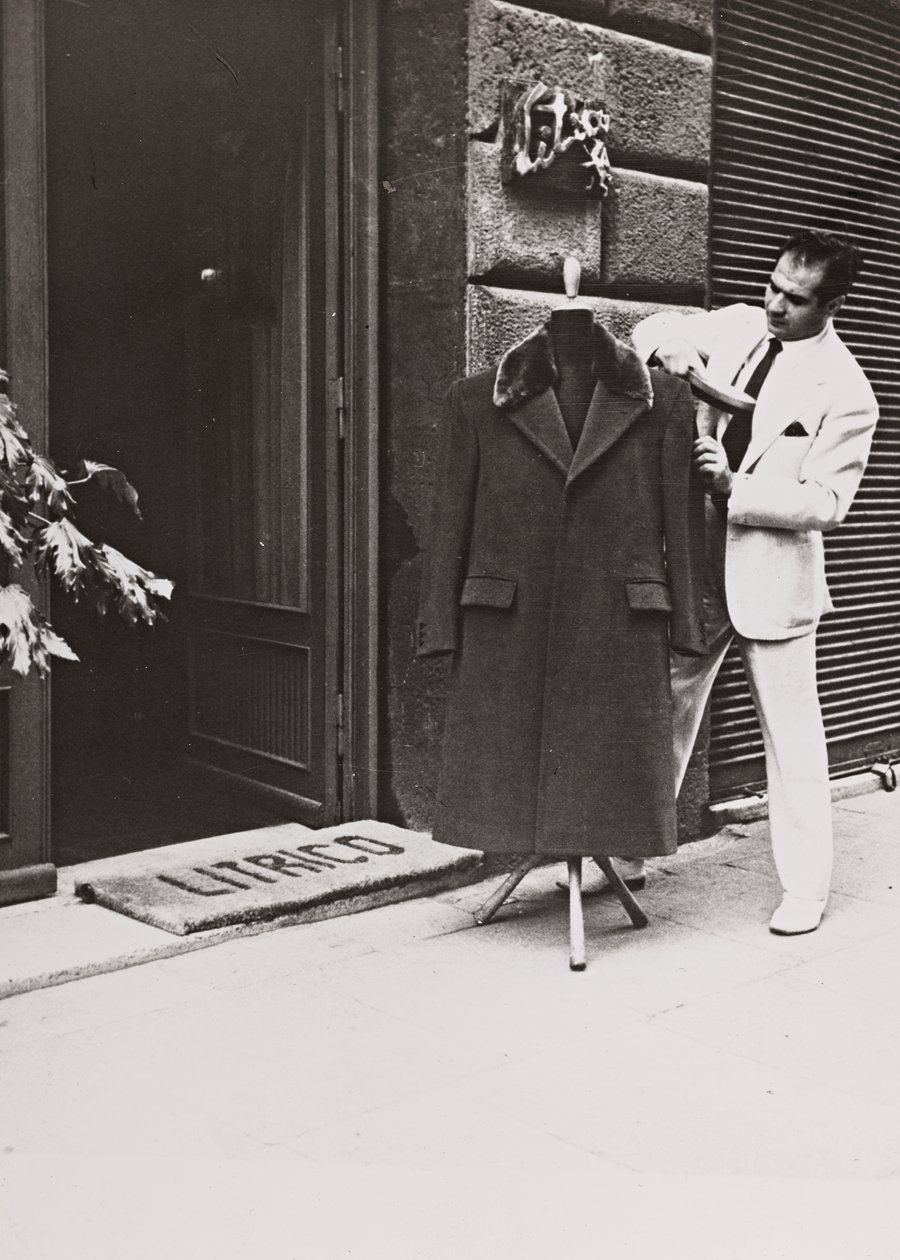 Angelo Litrico, stylist for Nikita Khrushchev såvel som for John F. Kennedy, Juan Perón, Tito og Dwight D. Eisenhower, uden for sin butik i Rom. af Luigi Leoni