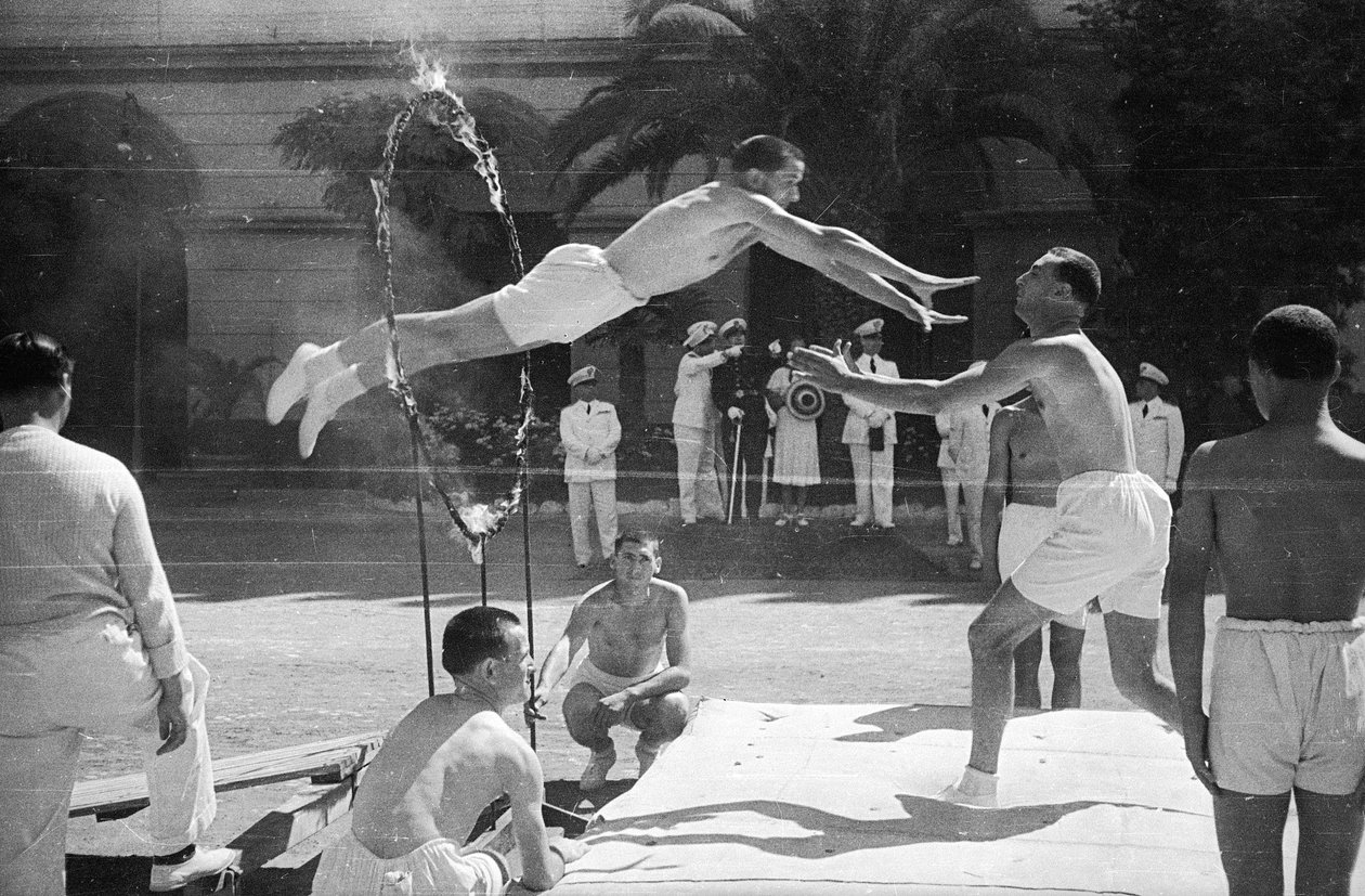 Sportsbegivenhed CONI: Achille Starace (CONI-præsident fra 1933 til 1939) hjælper unge atleter i gymnastikopvisning af fascistiske af Luigi Leoni