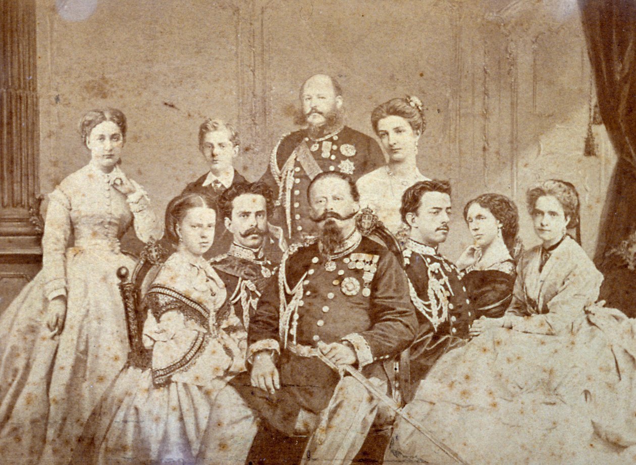 Billedet viser forskellige medlemmer af den kongelige familie i Savoyen. I midten sidder Victor Emmanuel II, Umberto I og Amedeo i fuld uniform; regentens døtre og Elisabetta af Sachsen i elegant tøj. I baggrunden, til venstre af Luigi Montabone