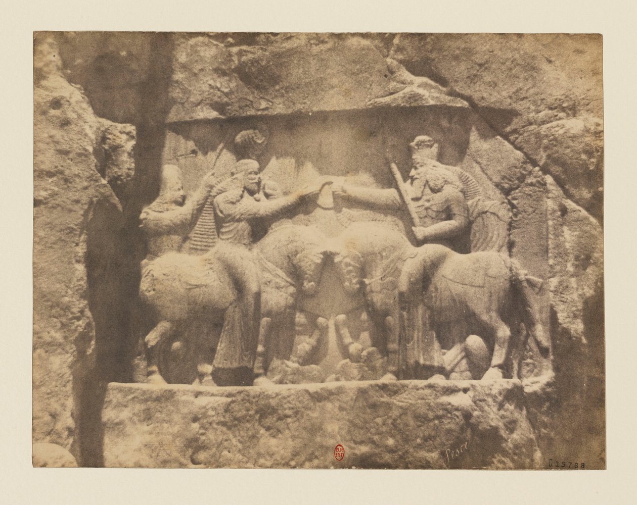 Vis 10 - Naqsh -e Rostam. Rock relief. Investering af Ardeshir I af guden Ahura-Mazda af Luigi Pesce