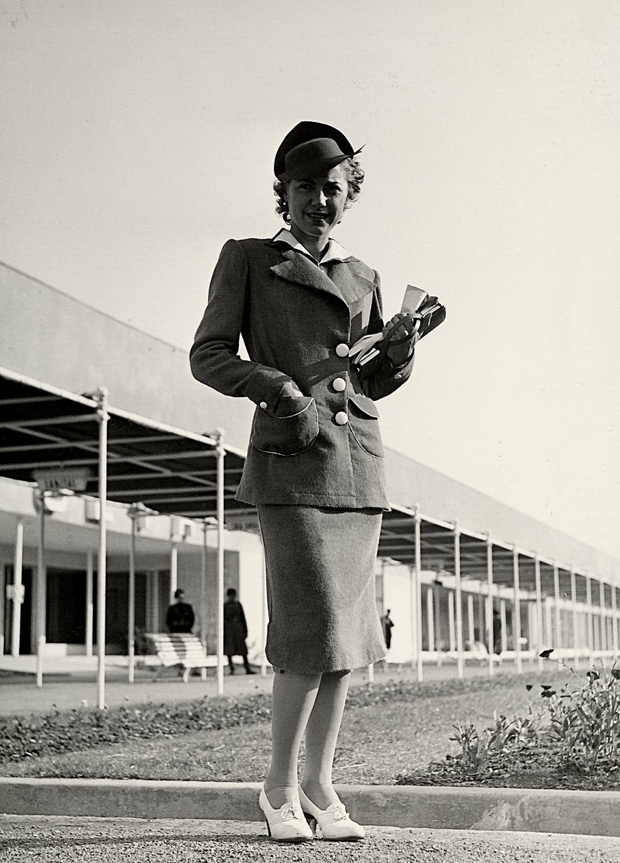 Model i et jakkesæt skabt af couture-huset "Graldi". En stiv hat fuldender ensemblet. (s/h foto) af Luis Bogino