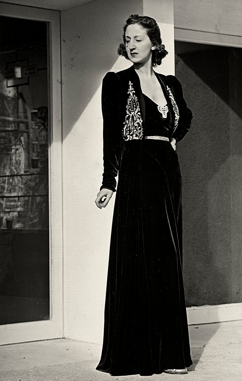 Model bærer lang aftenkjole af mørk fløjl med broderet dekoration, skabt af det italienske couture-hus "Fercioni". (s/h foto) af Luis Bogino