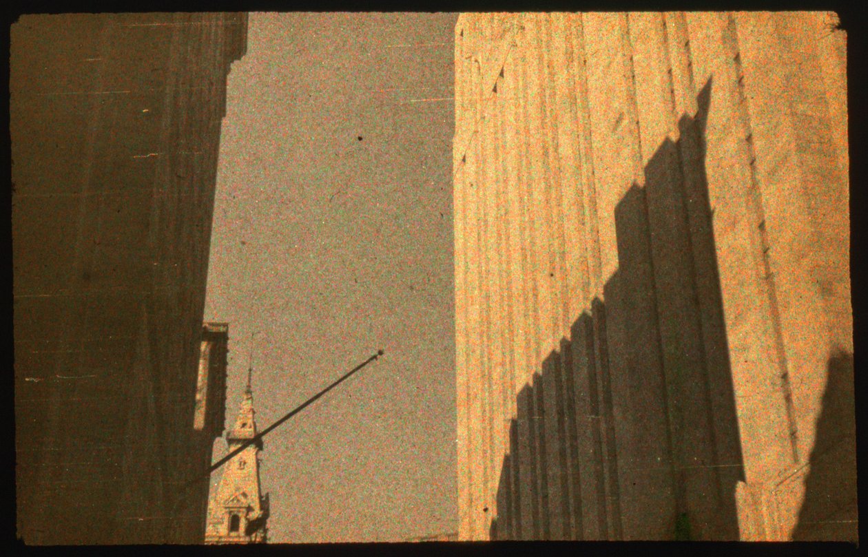 Farvefotografi af bybygninger med Autochrome Lumière og et 35 mm kamera før... af Luis Marden