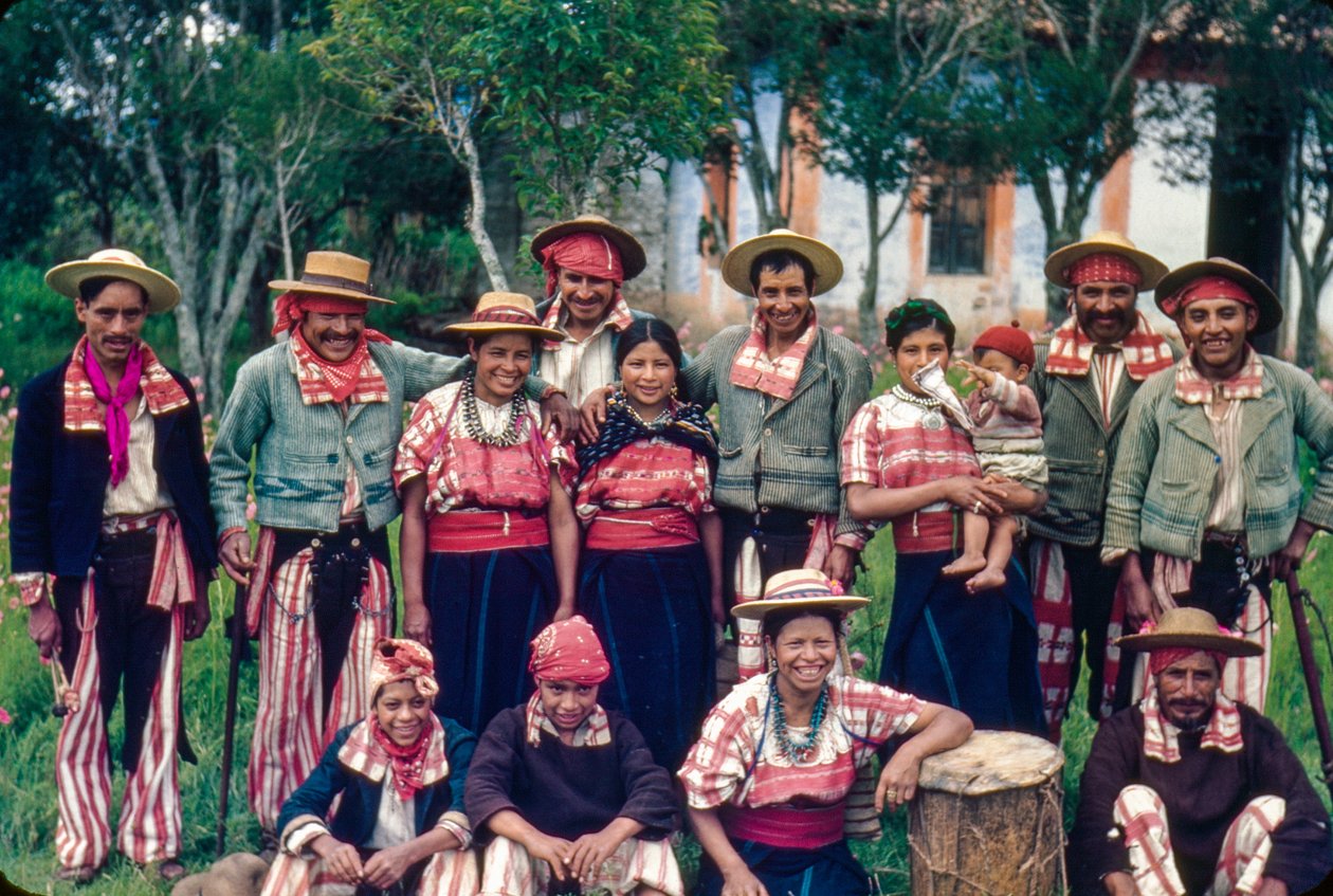 Guatemalanske landsbyboere i traditionelt tøj stiller op til gruppeportræt i Todos Santos C... af Luis Marden