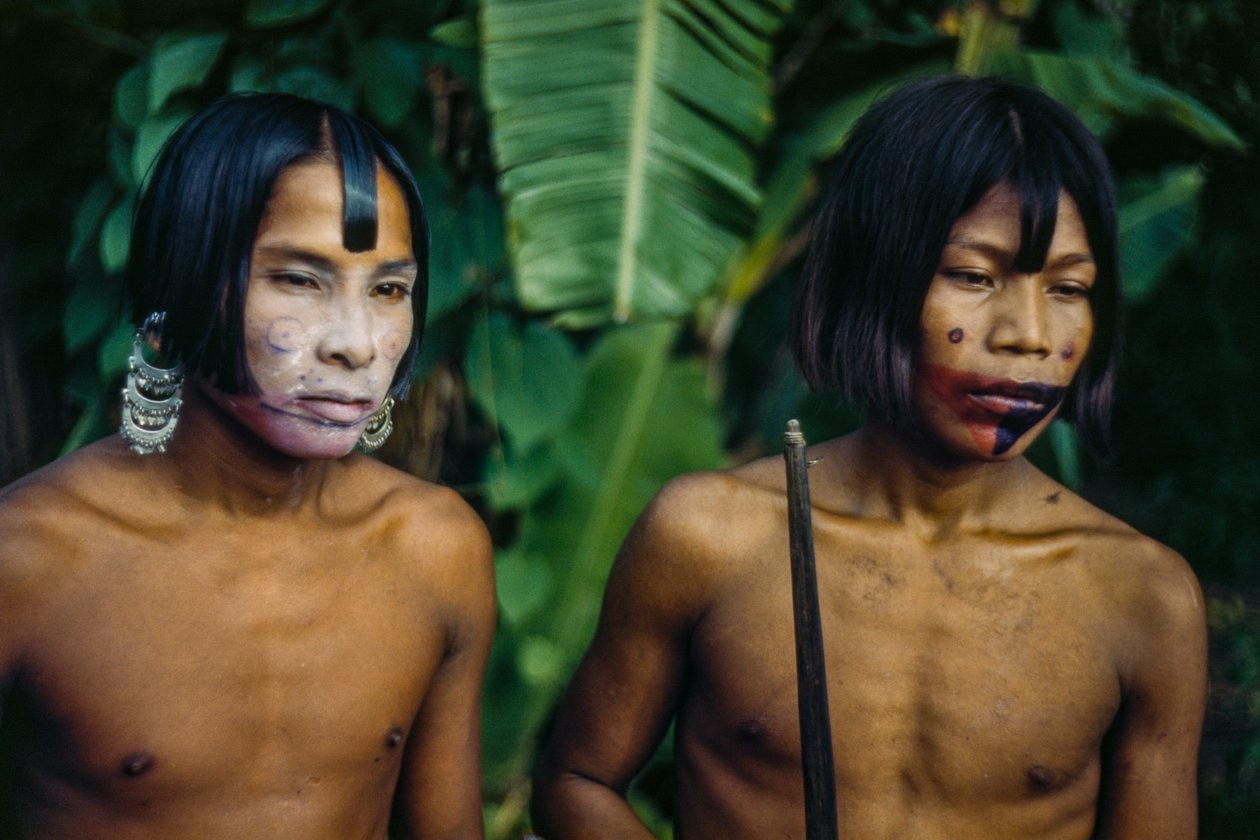 Mænd fra Emberã-stammen, et oprindeligt folk i udkanten af junglen, Panama af Luis Marden
