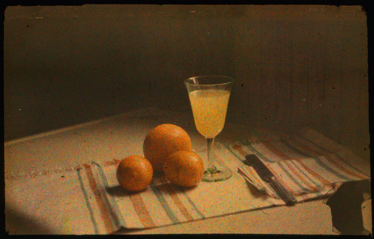 Stilleben farvefotografi af en frisk appelsin og et glas appelsinjuice taget med... af Luis Marden
