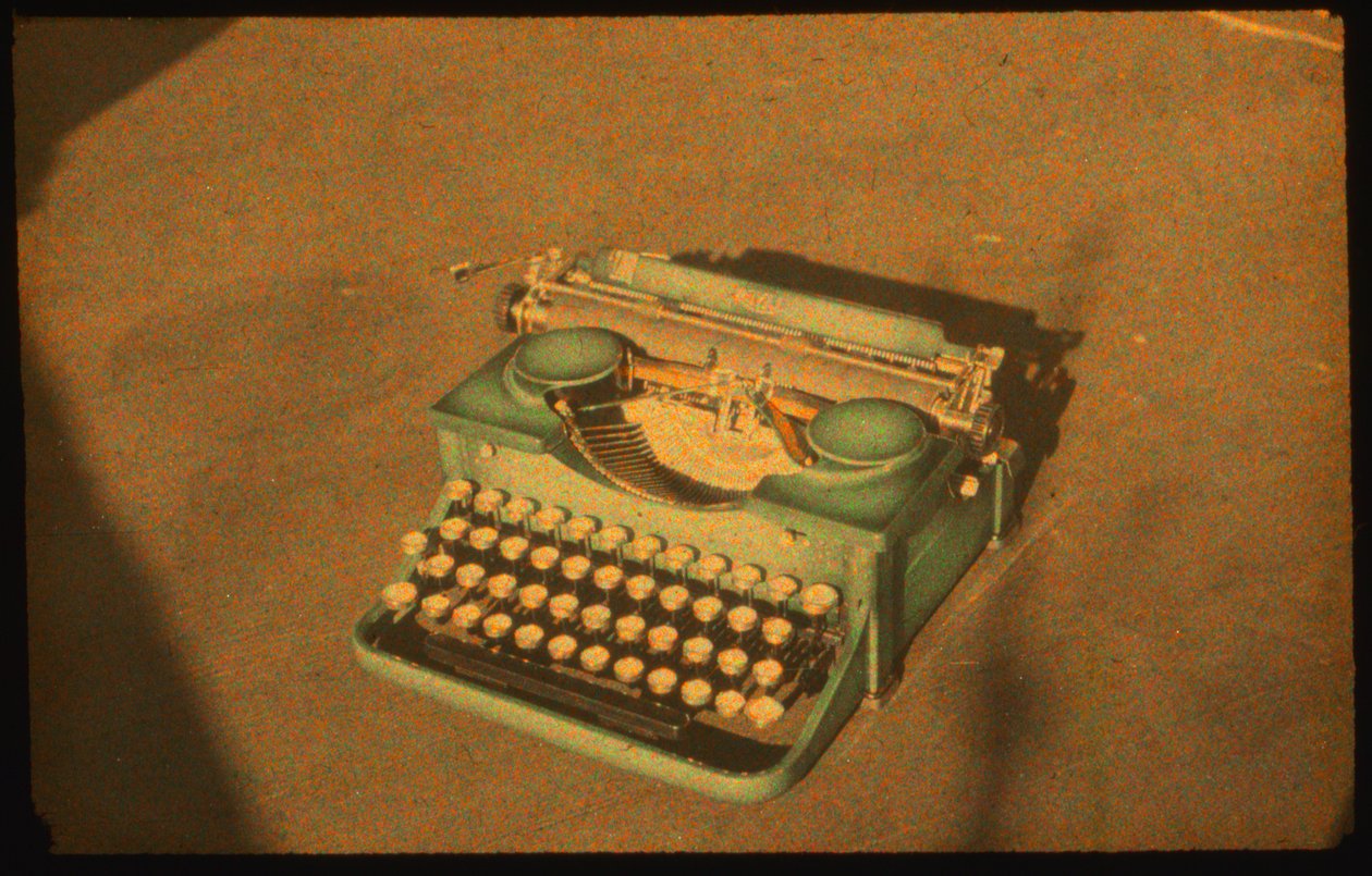 Stilleben farvefotografi af en skrivemaskine taget med Autochrome Lumière og et 35mm... af Luis Marden