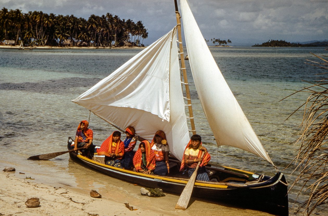 Kvinder med guldnæseringe fra Cuna-stammen på Mulatas aka San Blas Islands padler og s... af Luis Marden
