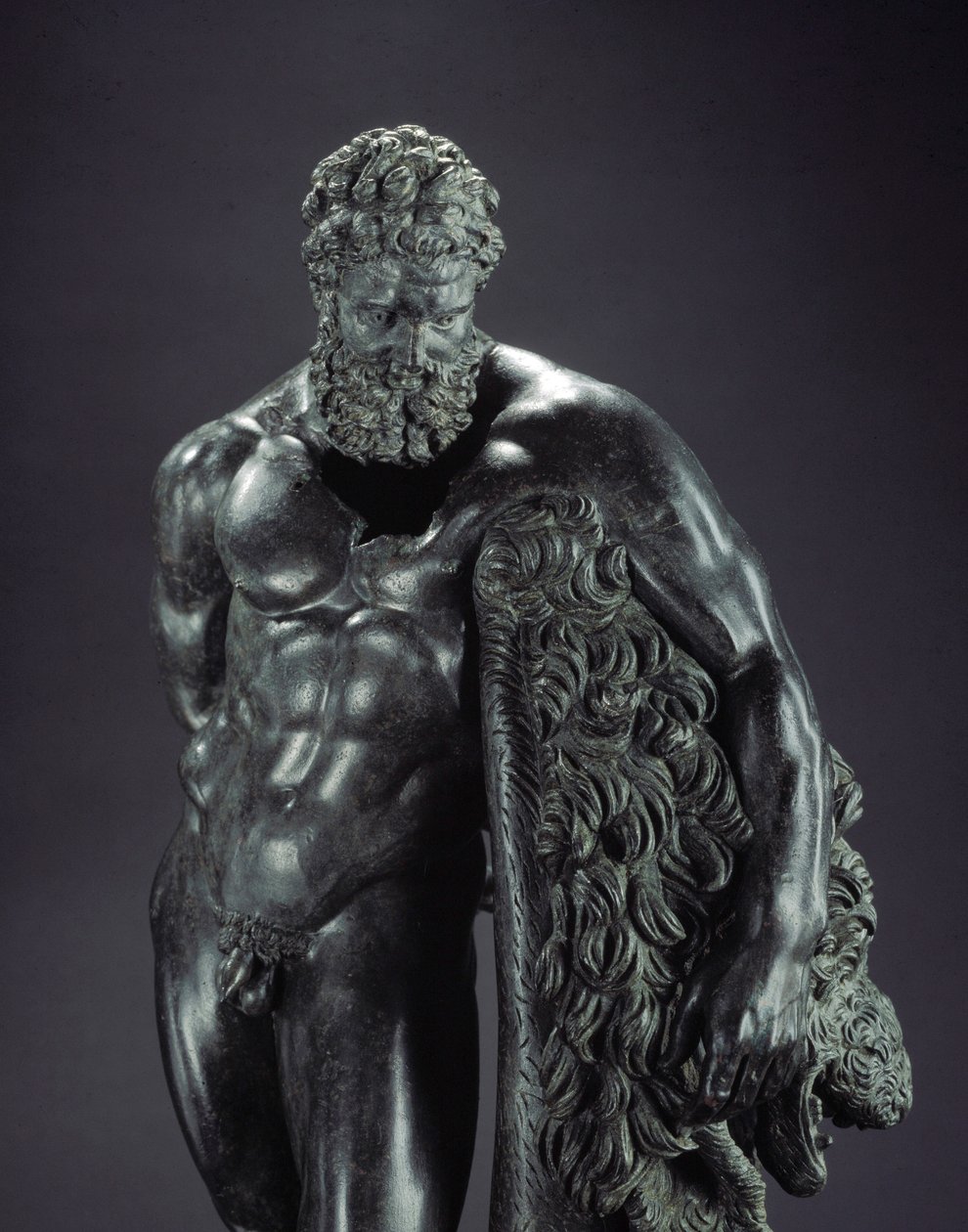 Græsk kunst: "" Herakles i hvile"" Detalje - Bronzeskulptur af Lysippe af Sicyone (395-305 f.Kr.) 4. århundrede f.Kr., fra helligdommen for Ercole Curino, Sulmona - Museo Nazionale Archeologico, Chieti Italien - Herakles (Hercules) hviler - Detalje af bron af Lysippos (attributed to)