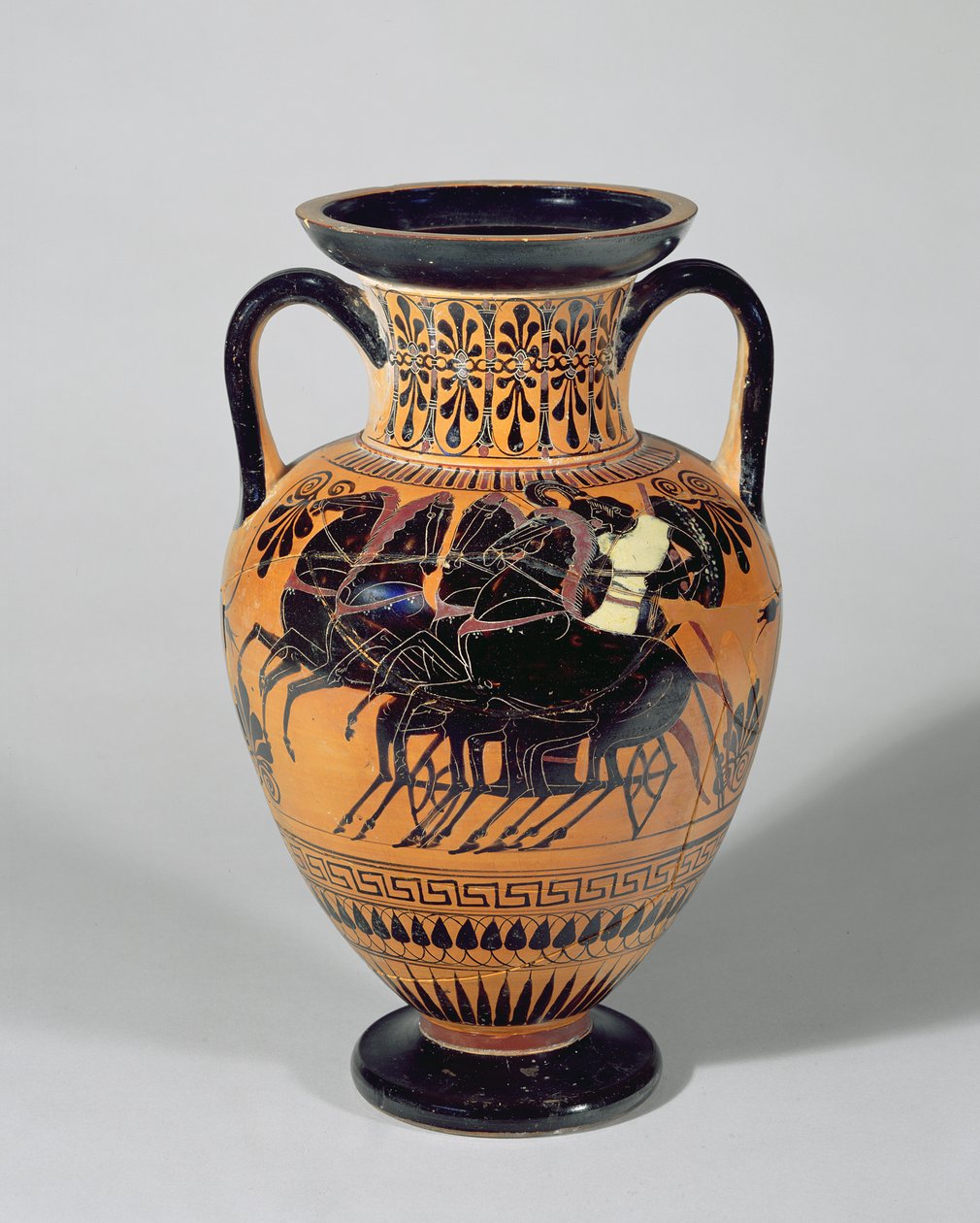 Attic sort-figur Amphora viser en vogn på hjul, 520-500 f.Kr. (ler) af Lysippos