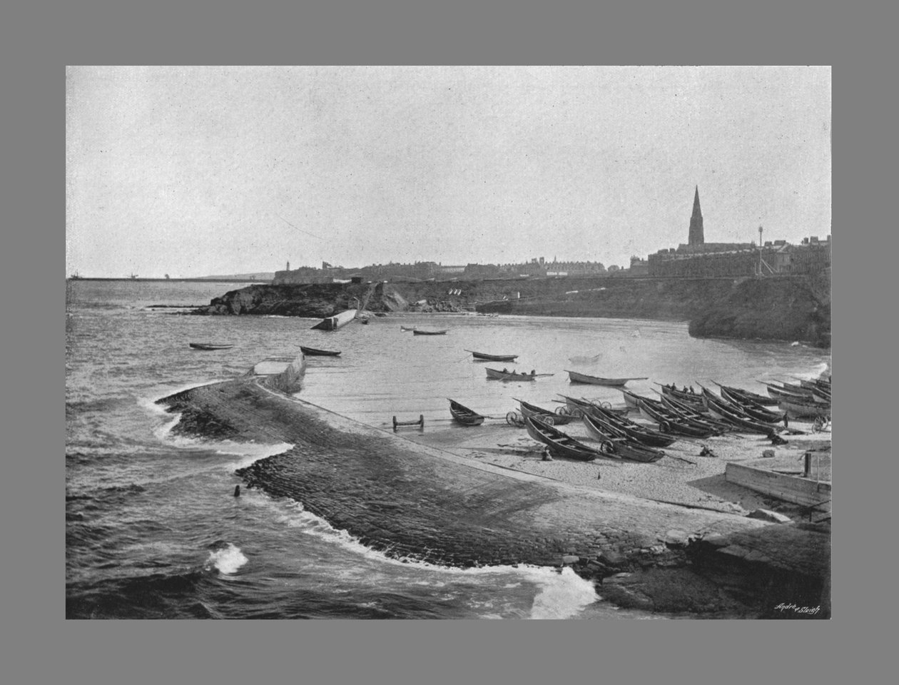 Cullercoats Bay, Tynemouth, c1900 af M. Aunty