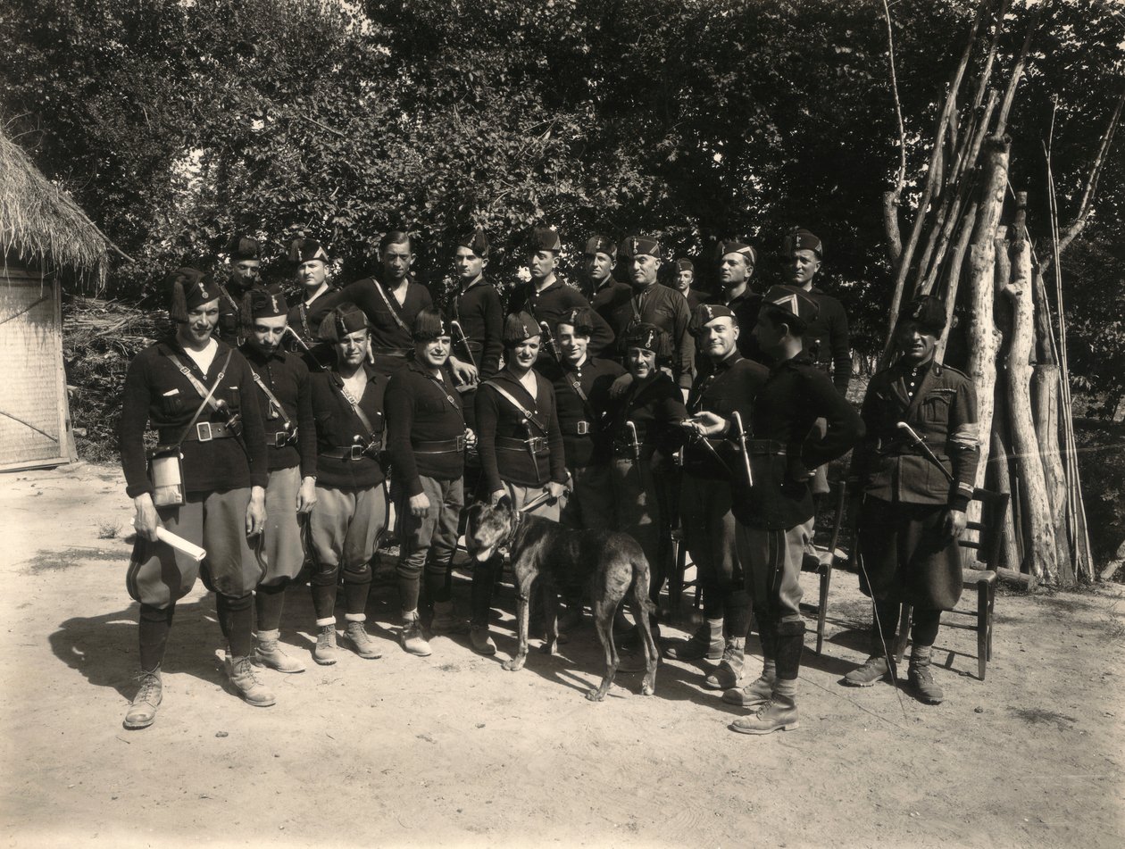 Album "MVSN- Blackshirts": Militsgruppe med dolk model 20 år (s/h foto) af M. Borchi