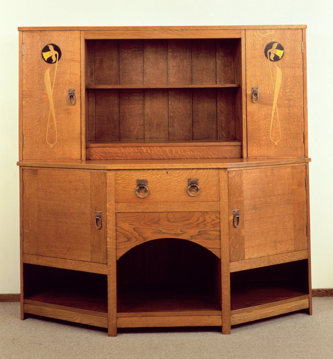 Påskeliljeskænken, lavet af John P White, Pyghtle Works, ca. 1901 (eg indlagt med forskellige farvede træsorter) af Mackay Hugh Baillie Scott