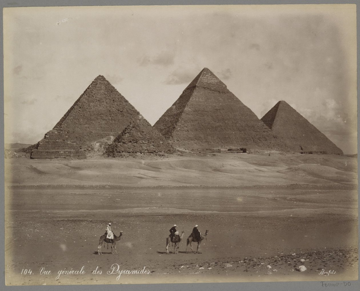 Udsigt over pyramiderne i Mykerinos, Chephren og Cheops i Giza Vue Generale des Pyramides (titel på objekt) af Maison Bonfils