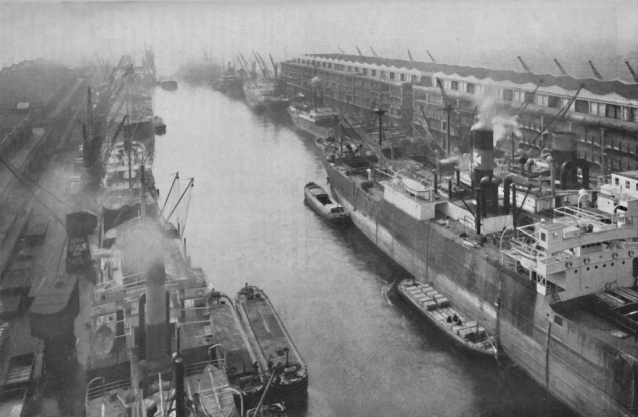 A Great Dockland of the North, Thirty-Fire Miles from Sea and Yet a Port, c1935 af Manchester Ship Canal Company