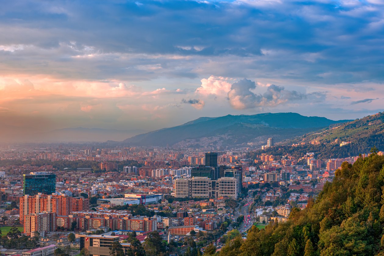 Bogota, Colombia - Højvinkel panoramaudsigt over den nordlige del af hovedstaden set fra La Calera på Andesbjergene. af Mano Chandra Dhas