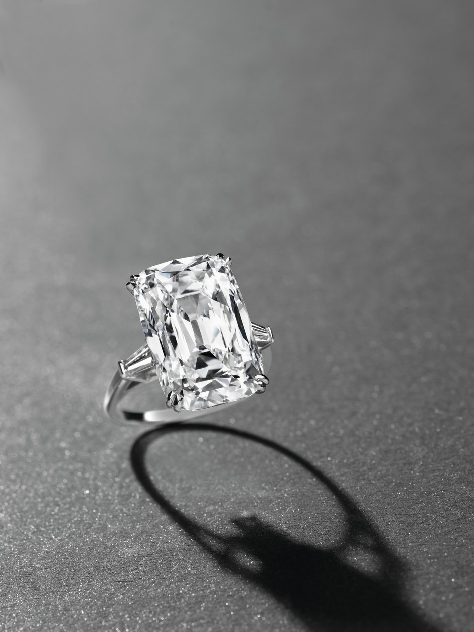 En elegant ring (platin og diamant) af Manuel Cusí