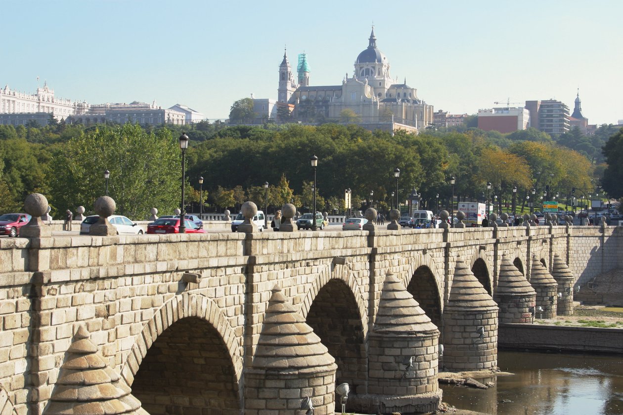 Puente de Segovia, oprindeligt bygget af Juan de Herrera (1530-97) og genopbygget i 1682 af Manuel and Jose del Olmo