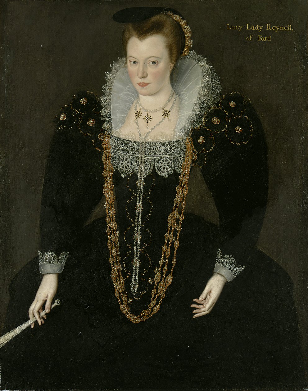 Portræt af Lucy, Lady Reynell fra Ford, trekvartlangt, i en mørk kjole med hvid blondekrave og guld- og perlehalskæder, med en vifte i højre hånd med identificerende inskription af Marcus the Younger Gheeraerts