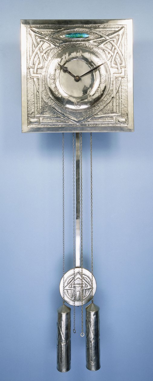Et vægur af Margaret Gilmour (1860-1942), dekoreret i repouse med keltiske entrelac-designs af Margaret Gilmour