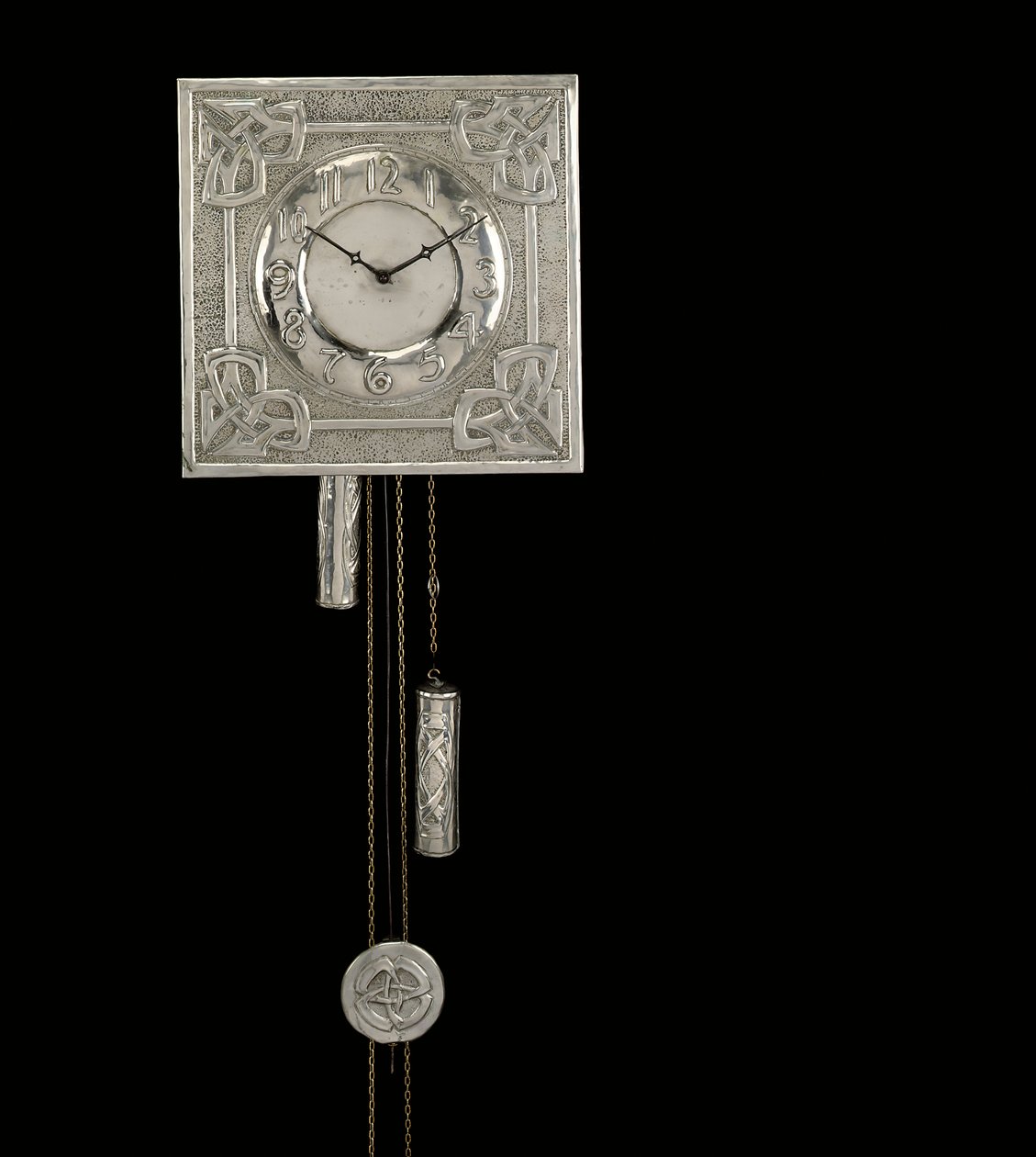 Vægur, ca. 1910 (forniklet med repoussé keltisk entrelac-design) af Margaret Gilmour
