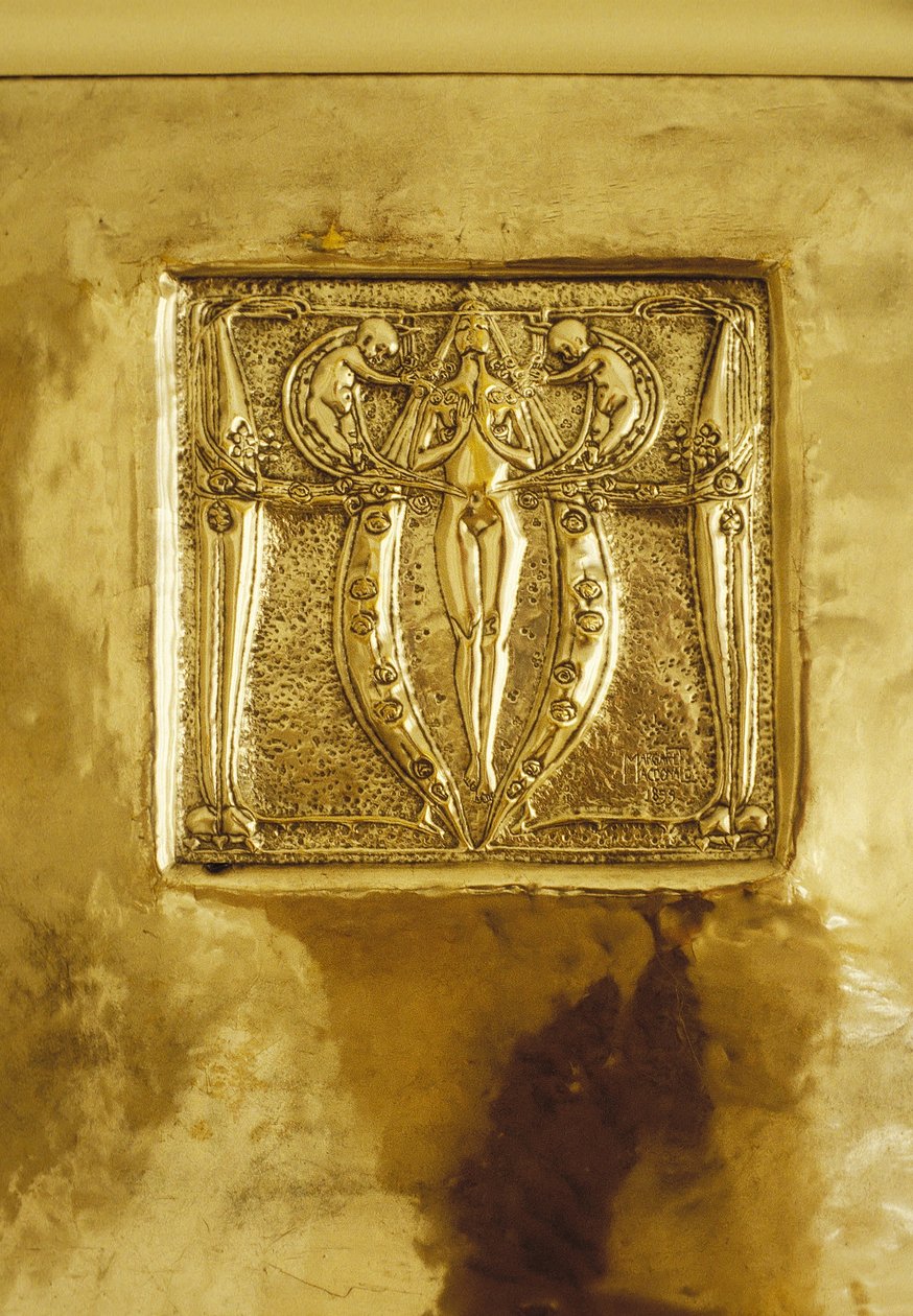 Møbler designet til No. 120 Mains Street, Glasgow, Repousse metalplade oprindeligt over pejsen, ca. 1900 (metal) af Margaret Macdonald