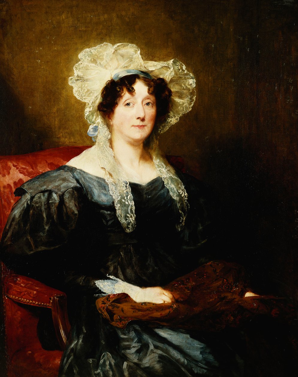 Portræt af en dame, siddende halvlængde, i en mørkeblå kjole og en hvid blondehjelm med en blå sløjfe, der holder håndværk, af Margaret Sarah Carpenter