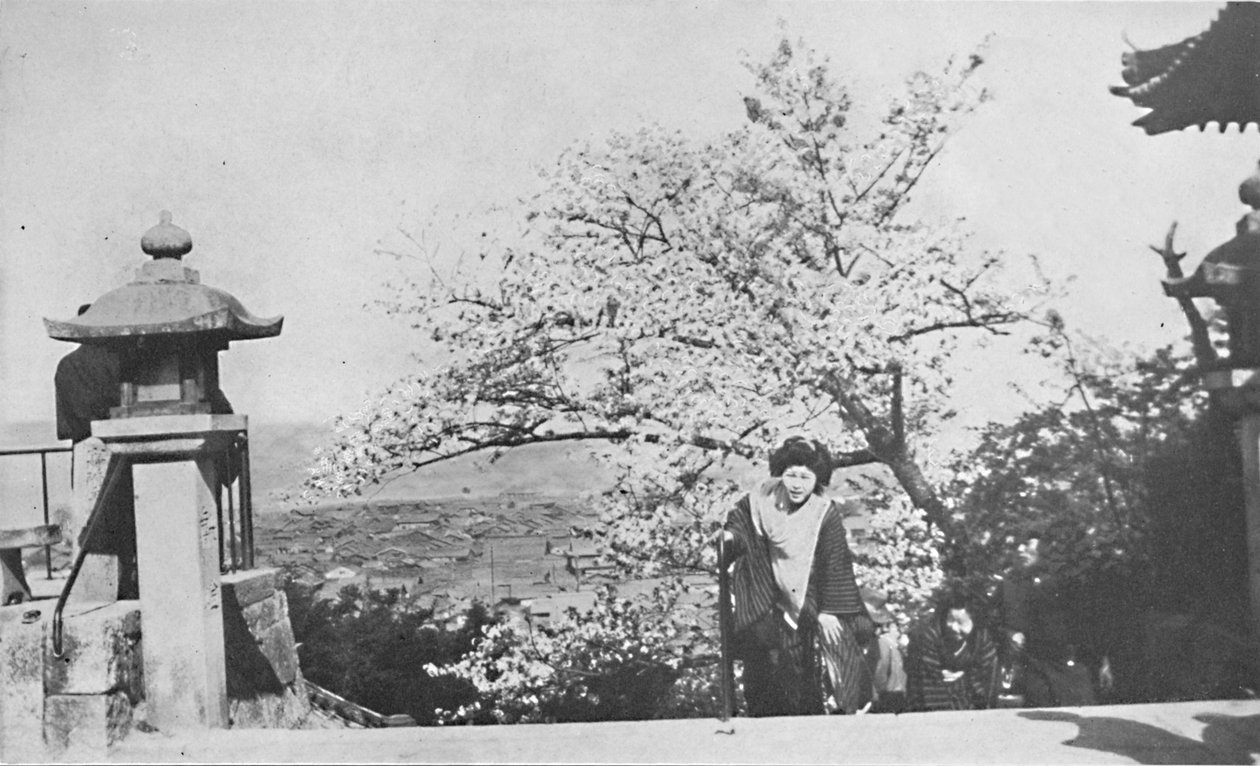 På toppen af tempeltrappen, over Biwa-søen, ca. 1900, 1921 af Marguerite Leonard