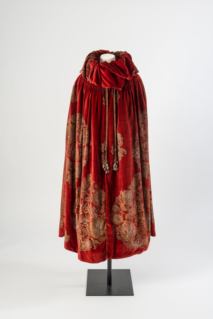 Mørkerød fløjlskappe med guld- og sølvstencileret blomsterdesign og silkekvaste trimmet med malede perler, ca. 1923 (fløjl) af Maria Monaci Gallenga