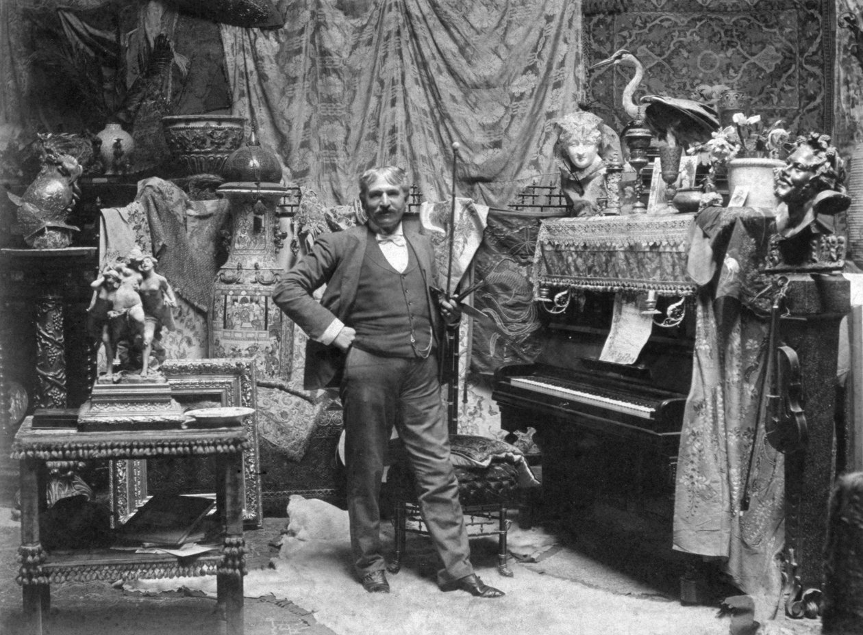 Portræt i fuld længde af maleren Francesco Vinea i studiet på Place Donatello i Firenze. Han poserer i et rum dekoreret med et vilkårligt antal gardiner, kinesiske vaser, små skulpturer og nips. Til højre et klaver og en violin (s/h foto) af Mario Nunes Vais