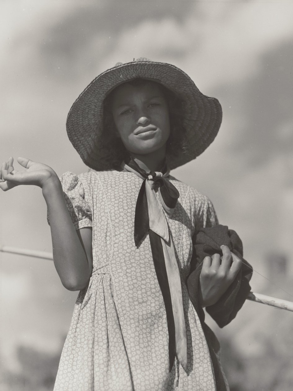 Datter af en cajun-familie vender hjem efter at have fisket i Cane River, Melrose, Louisiana af Marion Post Wolcott