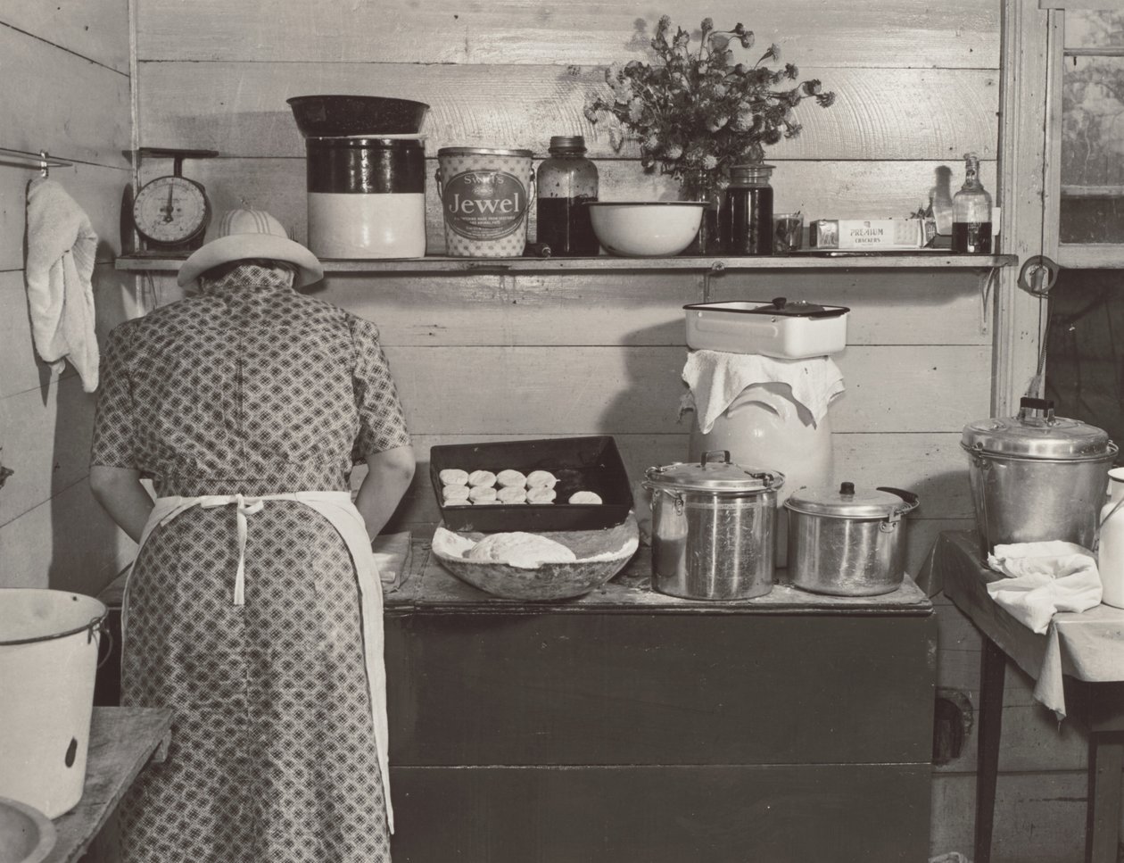 En af Wilkins-familien laver kiks til aftensmaden på majshøsterdagen i fru Fred Wilkins
