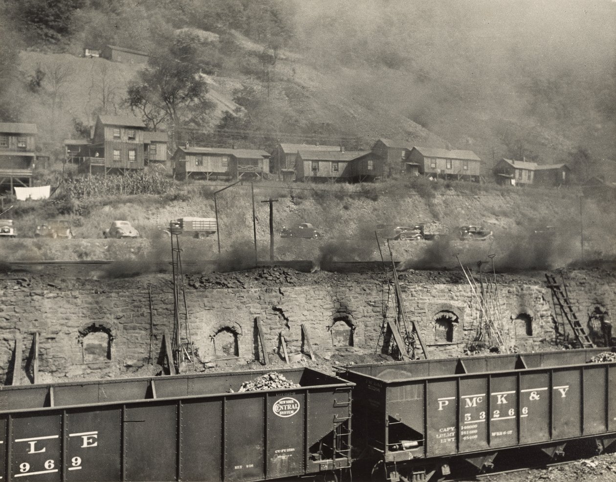Røg fra koksovne invaderer minearbejdernes huse, Scotts Run, West Virginia af Marion Post Wolcott