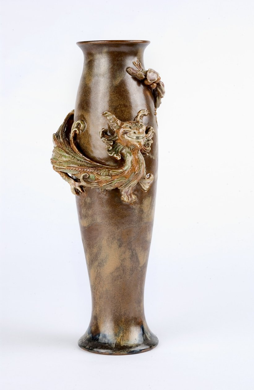 Grøn og brun glaseret vase med støbt dragerelief, Doulton und Co., Lambeth, ca. 1905 (stentøj) af Mark V. Marshall
