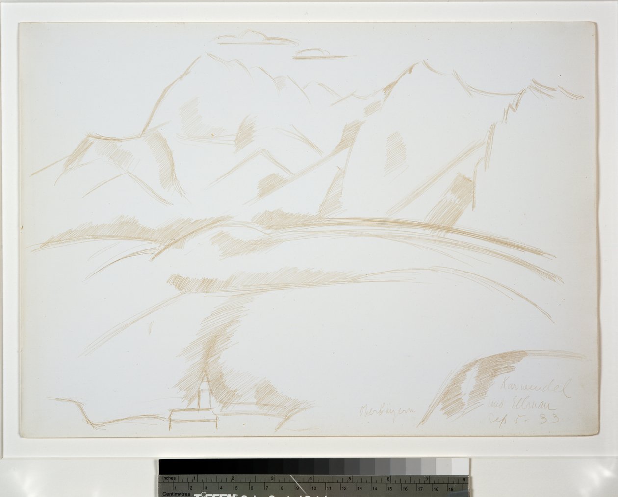 Bjerglandskab med kirketårn i forgrunden af Marsden Hartley