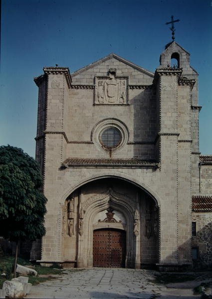 Facade af Real Monasterio de Santo Tomas, bygget 1482-93 af Martin de Solorzano