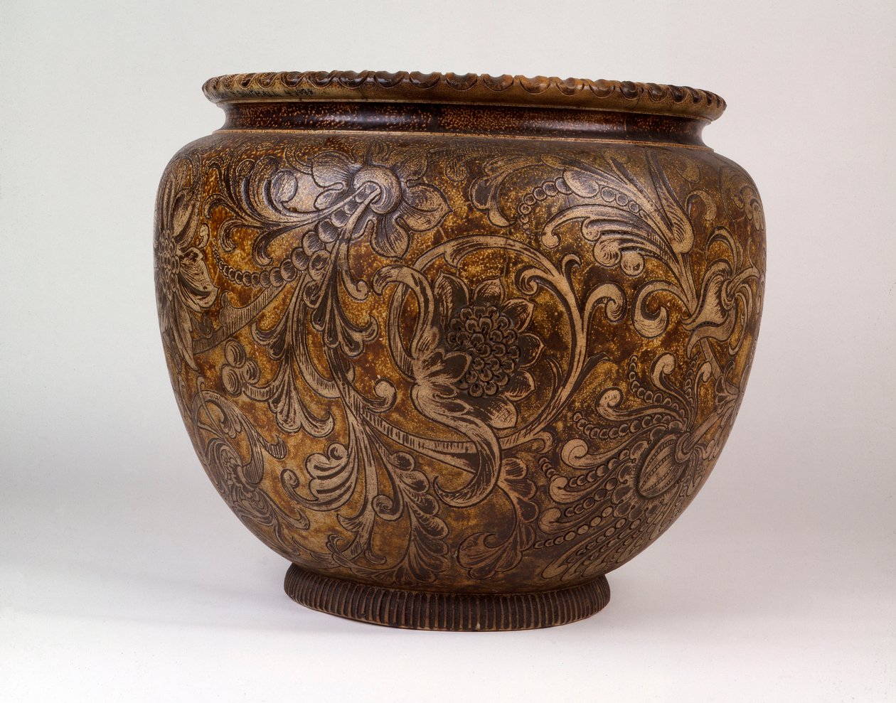 En stor Martin Brothers jardiniere dekoreret med rulleplanter og løv, 1888 af Martin Brothers