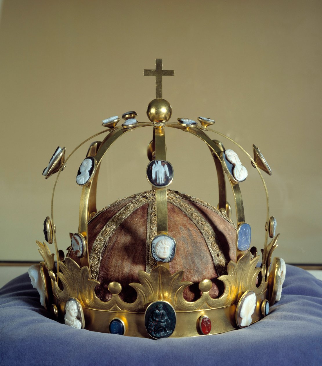 Krone kendt som Charlemagne brugt til kroningen af kejser Napoleon I (1769-1821), lavet af Martin Guillaume (Martin-Guillaume) Biennais (1764-1843) guld og dekoreret af camees af Martin Guillaume Biennais