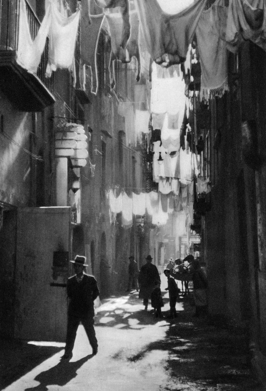 Smal gade i Napoli, Italien, 1937 af Martin Hurlimann