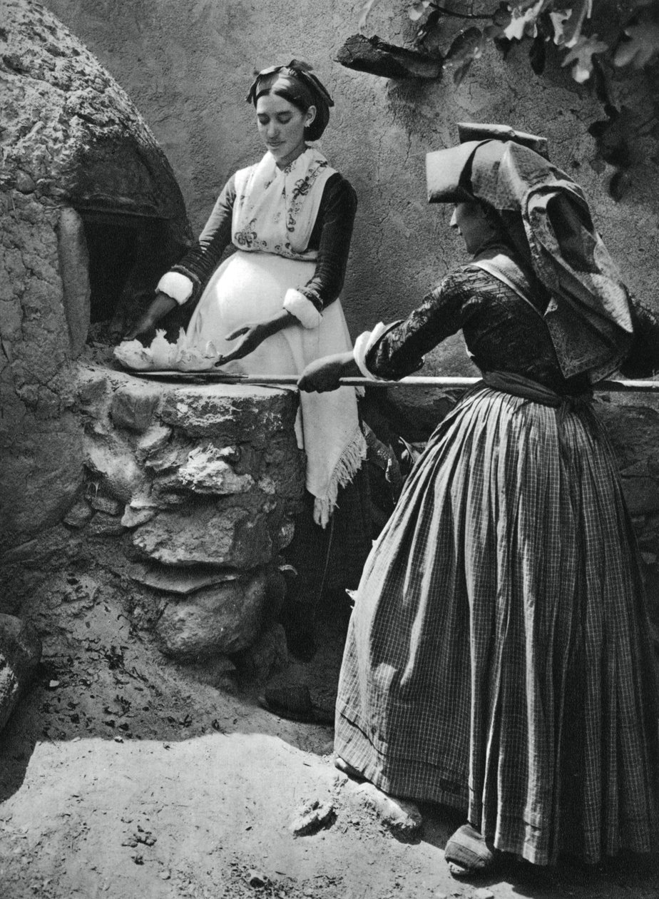 Kvinder ved ovnen, Sardinien, Italien, 1937. af Martin Hurlimann