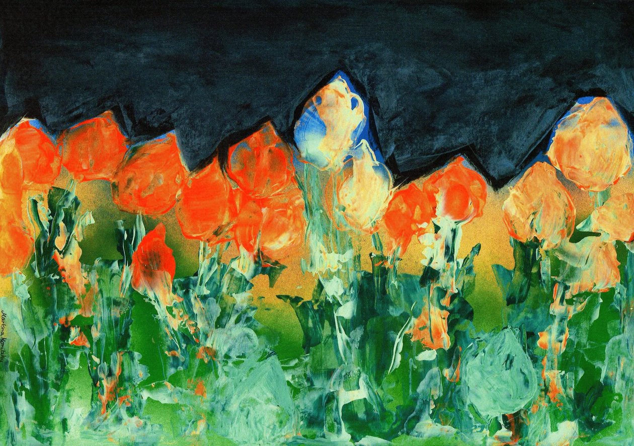 Sort regnfuld himmel over et bjerglandskab med blomster af Martina Konitzky