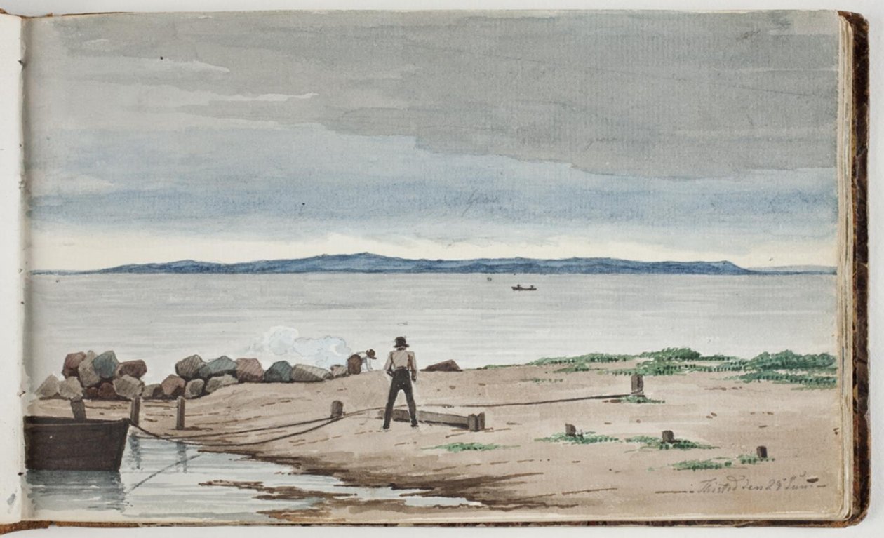 Udsigt mod et strandlandskab med uvejrsskyer på himlen. To mænd arbejder ved en båd og et bål i forgrunden af Martinus Rørbye